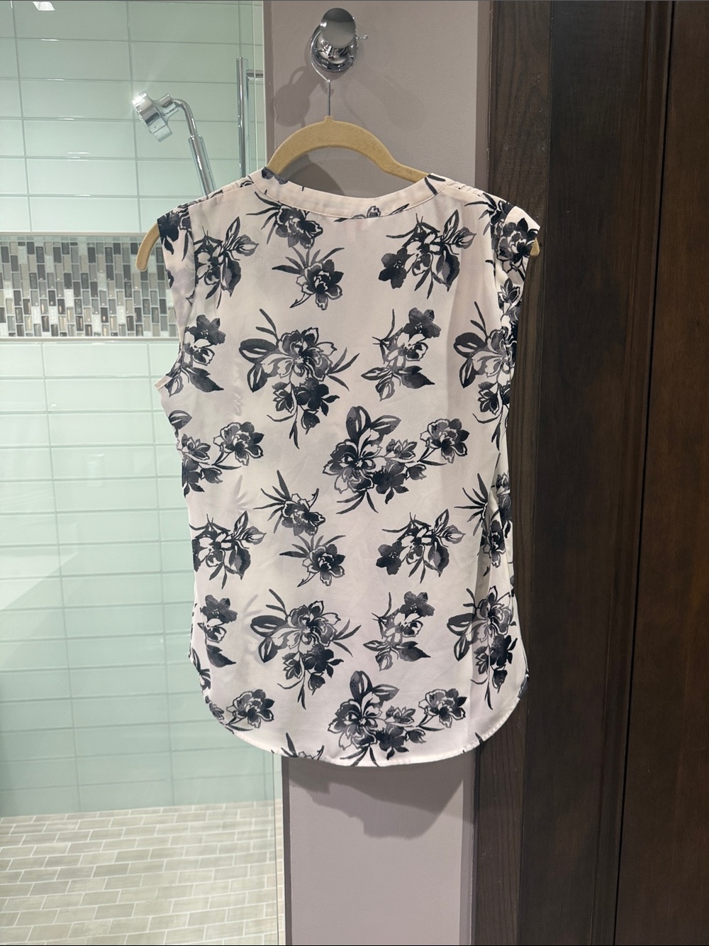 Candie's White Sleeveless V-Neck Blouse with Black Floral Print - Picture 5 of 7